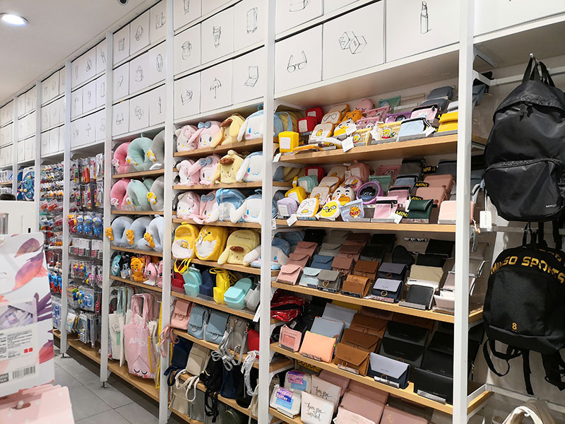 肇慶名創(chuàng)優(yōu)品展示柜,精品百貨展示架,母嬰展示架