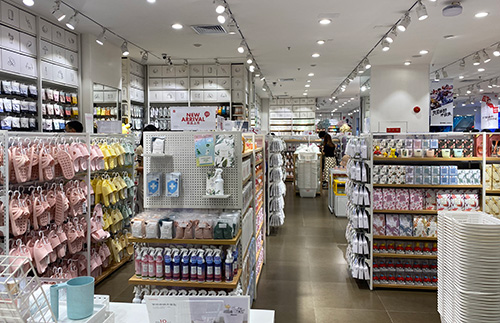 廣州精品店陳列架上的商品布局需要變換嗎