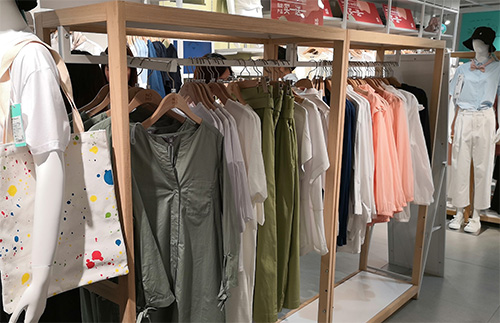 湖北到底服裝店貨架如何放置才是正確的