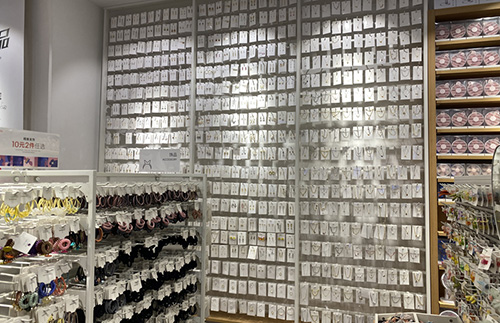 蘿崗精品飾品店開店時要注意哪些問題_[大唐展示貨架]