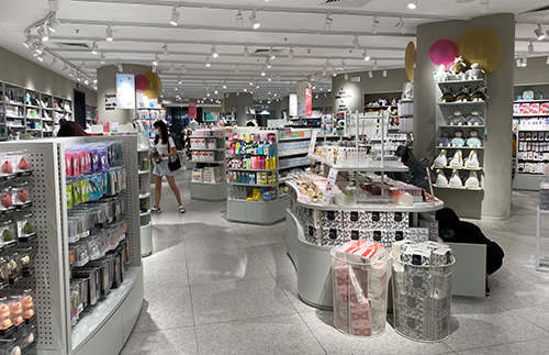 廣州精品貨架廠家教您精品店貨架陳列與布局方法