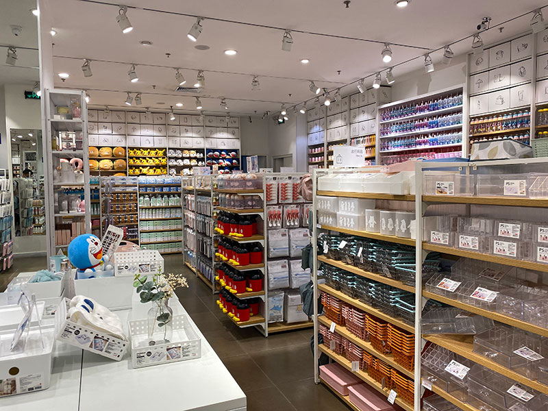 河南名創(chuàng)優(yōu)品陳列架,諾米展示架,精品店展示柜定制廠家