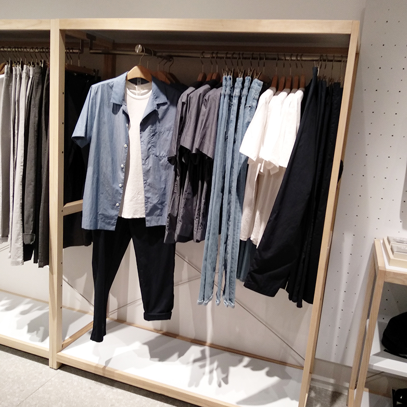 服裝店精品貨架