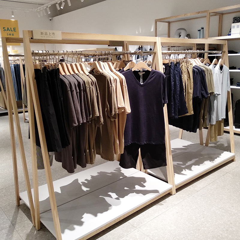 精品服裝店貨架